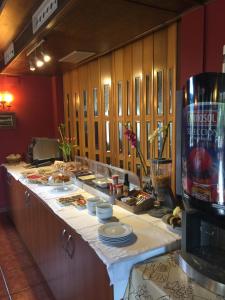 una cocina con una barra con comida. en Hotel Arnal, en Escalona