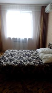 ノヴォミハイロフスキーにあるГостевой дом "Вилана"のベッドルーム1室(ベッド1台、大きな窓付)