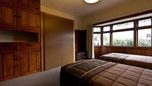 una camera con due letti e una grande finestra di Clarence Cottage a Christchurch