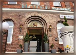 un edificio in mattoni con ingresso ad un negozio di Hotel Kronprinz a Emden