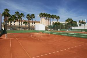 Tenis alebo squash v ubytovaní Hipotels Mediterraneo Club alebo jeho okolí