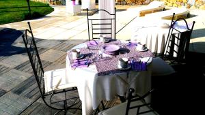 A restaurant or other place to eat at La cicala stonata