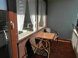 ヴェスターラントにあるHaus-Metropol-Neues-Kurzentrum-Appartement-38の窓のある部屋(テーブル、椅子付)
