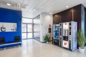 ミラノにあるCamplus Guest Lambrate Casa per Ferieの部屋に自動販売機が二台ある事務所