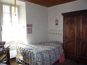 a small bedroom with a bed and a window at Laoujou in Auzat