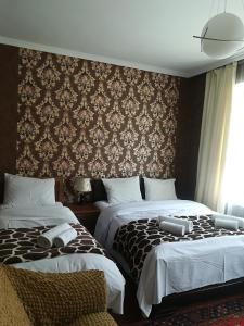- 2 lits installés l'un à côté de l'autre dans une chambre dans l'établissement Nikoloz Guesthouse, à Kazbegi