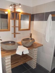 La salle de bains est pourvue de 2 lavabos et d'un miroir. dans l'établissement La Basse Bédinière, à Crouy-sur-Cosson