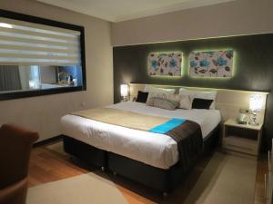 een slaapkamer met een groot bed en een raam bij Tempo Residence Comfort Izmir in Izmir
