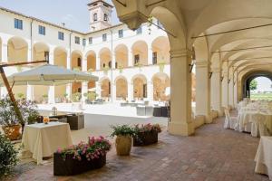 Reštaurácia alebo iné gastronomické zariadenie v ubytovaní Relais Fontevivo