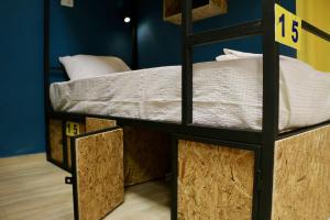 Łóżko lub łóżka piętrowe w pokoju w obiekcie City Dorm
