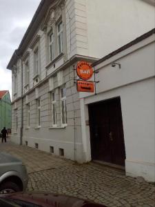 budynek z zegarem na boku w obiekcie Penzion Rajf w Karniowie