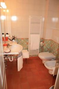 Vannituba majutusasutuses Hotel Excelsior Splendide