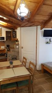 Kuchyň nebo kuchyňský kout v ubytování Mendei Vendégház Loft Apartman