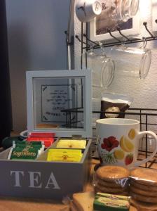 a table with a coffee cup and a tea mug at Le Betulle in Zanica
