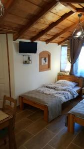 Postel nebo postele na pokoji v ubytování Mendei Vendégház Loft Apartman