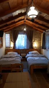 Postel nebo postele na pokoji v ubytování Mendei Vendégház Loft Apartman
