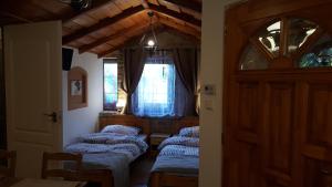 Postel nebo postele na pokoji v ubytování Mendei Vendégház Loft Apartman