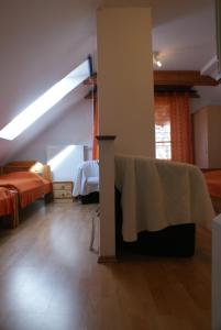 Postel nebo postele na pokoji v ubytování Mendei Vendégház Loft Apartman