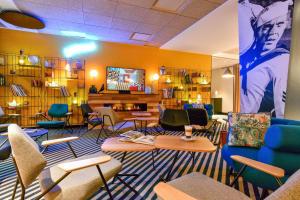 Ο χώρος του lounge ή του μπαρ στο Novotel La Rochelle Centre