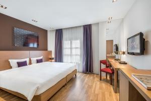 TV a/nebo společenská místnost v ubytování Mercure Hanoi La Gare Hotel