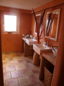 Bathroom sa Longhorn Ranch Countryhotel - Garni