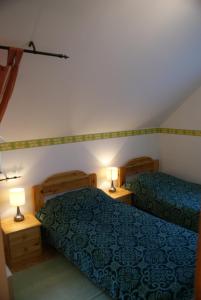 Postel nebo postele na pokoji v ubytování Mendei Vendégház Loft Apartman