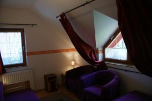 Posezení v ubytování Mendei Vendégház Loft Apartman