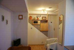 Kuchyň nebo kuchyňský kout v ubytování Mendei Vendégház Loft Apartman