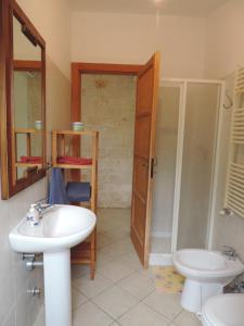 y baño con lavabo, aseo y ducha. en Masseria dei Monelli, en Conversano