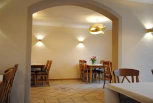 a dining room with a table and chairs at Landhaus Kuntz in Lieser