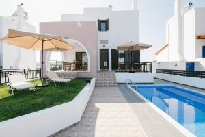 uma villa com uma piscina e um guarda-sol em Villa Irini & Villa Vasiliki em Afantou