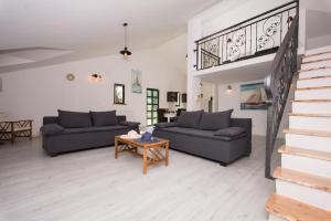 uma sala de estar com dois sofás e uma mesa em Guesthouse Vakans em Slatine