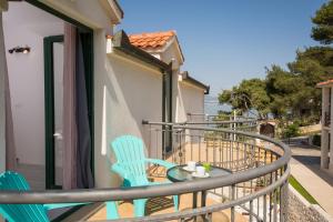 einen Balkon mit 2 Stühlen und einem Tisch in der Unterkunft Guesthouse Vakans in Slatine