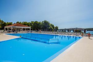 Bazén v ubytování Hotel Medena Budget nebo v jeho okolí