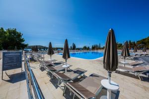 Bazén v ubytování Hotel Medena Budget nebo v jeho okolí