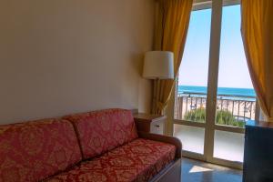 sala de estar con sofá y vistas al océano en Hotel Principe en Bibione