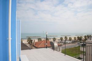 balcón con vistas a la playa en Hotel Eden, en Lido di Fermo