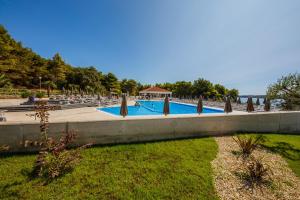 Bazén v ubytování Hotel Medena Budget nebo v jeho okolí