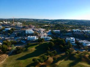 eine Luftansicht auf einen Park mit Häusern und Bäumen in der Unterkunft Villa las Colinas Golf Resort in Orihuela