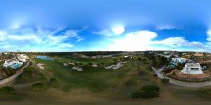 uma vista aérea de um campo de golfe com um edifício em Villa las Colinas Golf Resort em Orihuela Costa