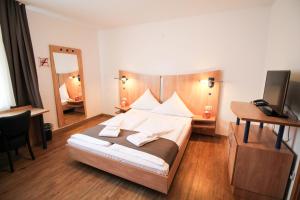 
A bed or beds in a room at Center Hotel Essen
