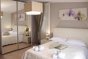 Kama o mga kama sa kuwarto sa Amira Luxury Apartments