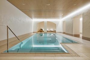 Bazén v ubytování Hotel St. George Helsinki nebo v jeho okolí