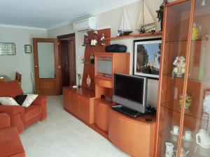 Televízia a/alebo spoločenská miestnosť v ubytovaní El Pescador Park Cozy Apartment