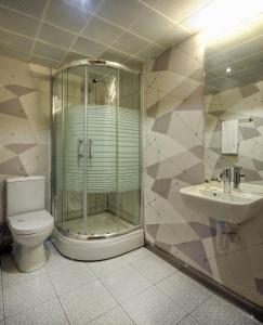 Bilik mandi di Hotel Abro Sezenler