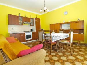 Kuchyňa alebo kuchynka v ubytovaní Apartment Mario 1622