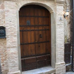 una gran puerta de madera en un edificio de piedra en Affittacamere"Il Portale" en Spinoso