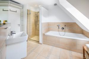 Koupelna v ubytování Winkelschiffchen I mit Sauna + 37 fotografií