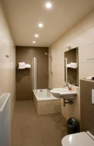 La salle de bains est pourvue d'une baignoire, d'un lavabo et d'une baignoire. dans l'établissement B&B La Vie En Roses, à Moorsel