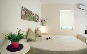 A bed or beds in a room at Lalezas Studios